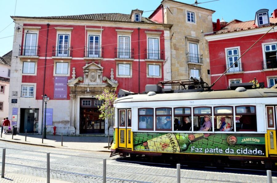 Best of Lisbon Walking Tour: Rossio, Chiado & Alfama - Key things I’d watch for on this Lisbon walking tour