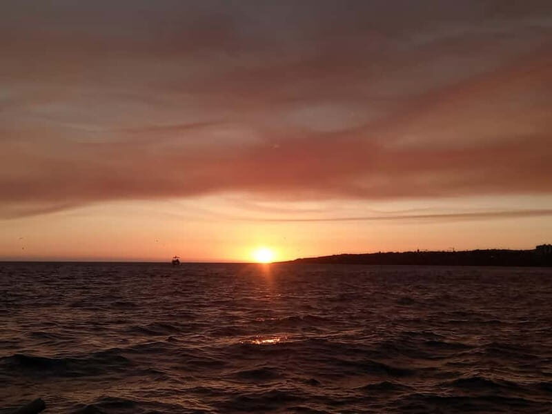 Cascais: Sunset Boat Trip with Welcome Drinks - Why a Cascais Sunset from the Water Works So Well