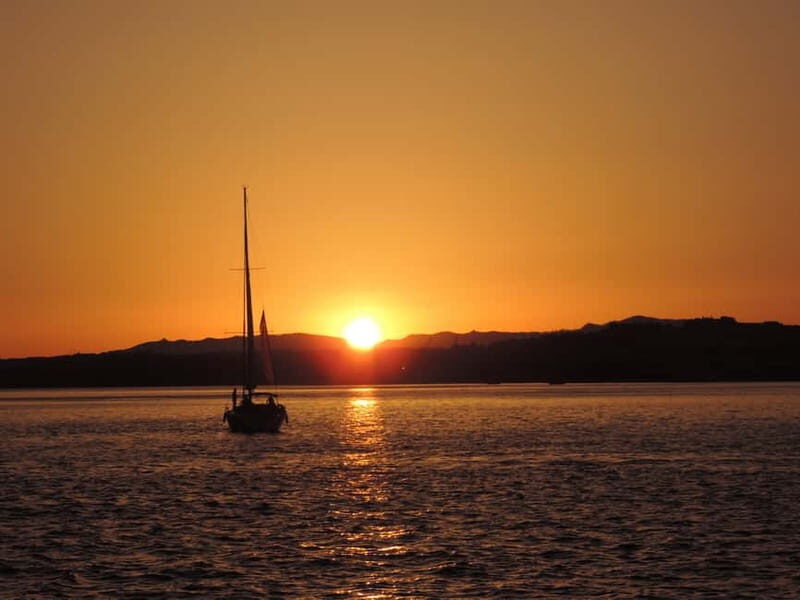 Cascais: Sunset Boat Trip with Welcome Drinks - Meeting at Marina de Cascais: Finding Gate H Fast