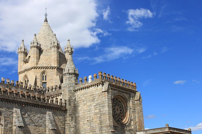 Évora and Monsaraz with Regional Wine Tasting from Lisbon - Giraldo Square Free Time: How to Use It Well