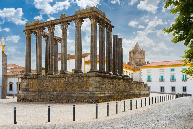 Évora: Private walking tour with tickets to main monuments - Se Catedral de Évora: Gothic grandeur plus roof views