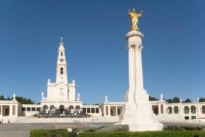 Fátima Batalha Nazaré and Óbidos Private Tour - Lisbon pickup to the Fatima sanctuary: how the day begins