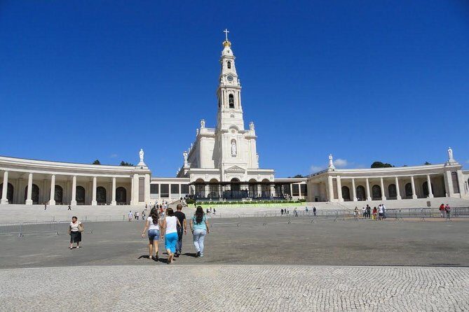 Fátima, Nazaré, and Óbidos: Small Group Tour From Lisbon - The guide makes the day: what you should look for in the small-group dynamic