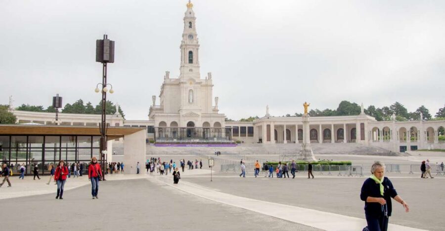 Fátima, Óbidos and the Atlantic Coast Day Tour from Lisbon - Fátima and the Sanctuary: what to focus on during your guided hour