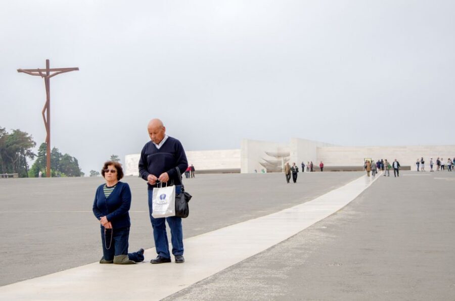 Fátima, Óbidos and the Atlantic Coast Day Tour from Lisbon - Nazaré: cliffs, lunch, and the real deal sea-food break