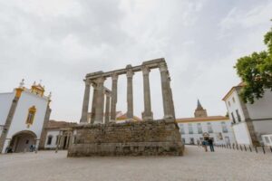 From Lisbon: Évora and Monsaraz Day Tour with Wine Tasting - Entering Évora’s Old City: Roman Temple, St. Francis, and Praça do Giraldo