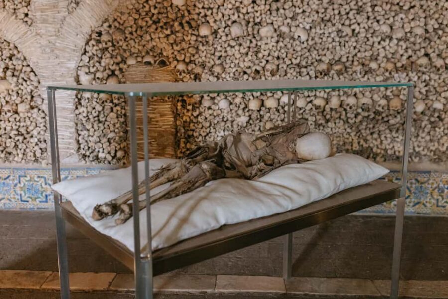 From Lisbon: Évora and Monsaraz Day Tour with Wine Tasting - The Chapel of Bones: How Capela dos Ossos Lands on a Guided Walk