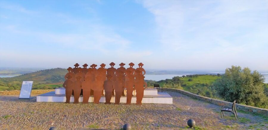 From Lisbon: Évora and Monsaraz Day Tour with Wine Tasting - Guides and Group Setup: The Human Part of the Day