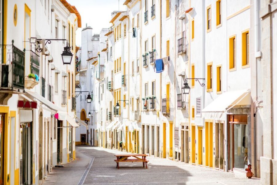 From Lisbon: Évora Wine & Heritage Tour - Évora market and free time: where to eat and what to prioritize