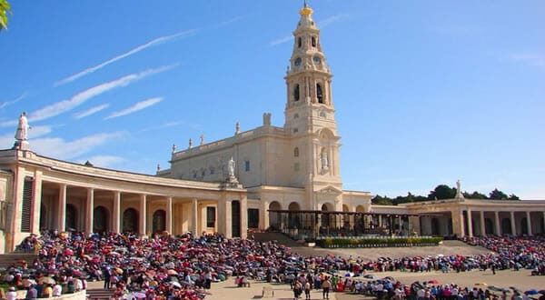 From Lisbon: Fátima, Batalha, Nazaré and Óbidos Day Tour - Fátima: Sanctuary of Our Lady and the Modern Church Stop