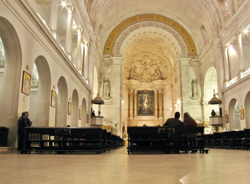 From Lisbon: Fátima, Nazaré, Batalha, and Óbidos Guided Tour - Nazaré for giant white breaking waves: viewpoints, timing, and lunch