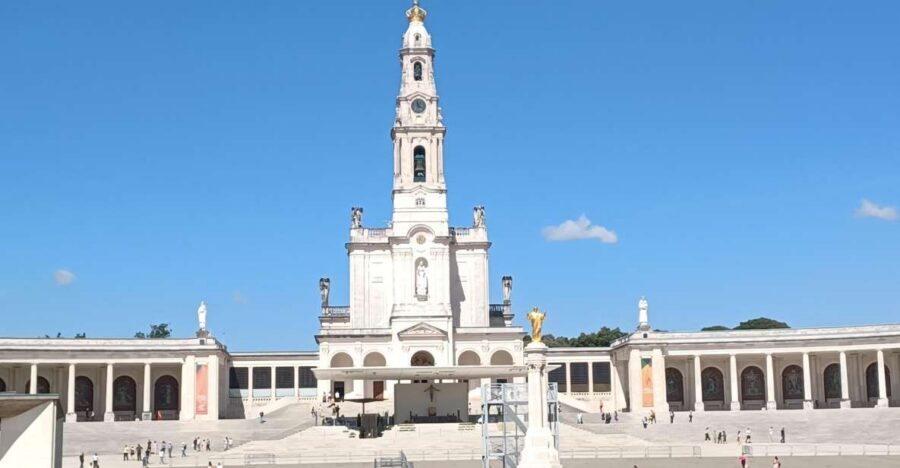 From Lisbon: Small Group Fátima & Little Shepherds Town Tour - Chapel of the Apparitions and the basílicas: where the mood shifts