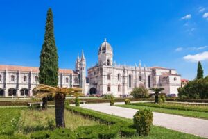 Lisbon: 1-or 2-Day Hop-On Hop-Off Bus Tour - Finding your bus: blue Belém vs pink Modern
