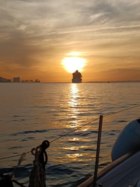 Lisbon: 2H Sunset Boat Cruise Tour with Drinks - Drinks and service: how to plan your pace for a 2-hour cruise