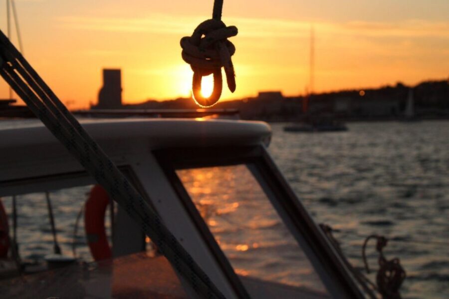 Lisbon: 2H Sunset Boat Cruise Tour with Drinks - Why this Lisbon sunset cruise works as an evening plan
