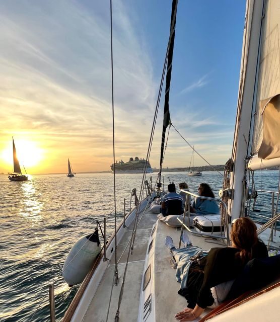 Lisbon: 2H Sunset Boat Cruise Tour with Drinks - Moscatel welcome and Portuguese tasting that actually feels filling