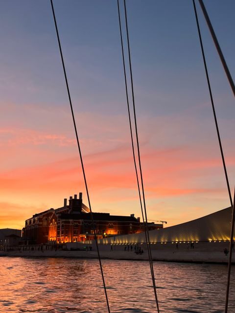 Lisbon: 2H Sunset Boat Cruise Tour with Drinks - The route: Belém Tower, Padrão dos Descobrimentos, and the Discoveries area