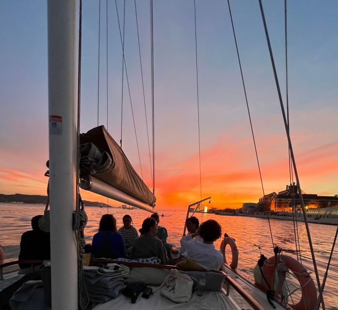 Lisbon: 2H Sunset Boat Cruise Tour with Drinks - Praça do Comércio and the waterfront that glows at dusk