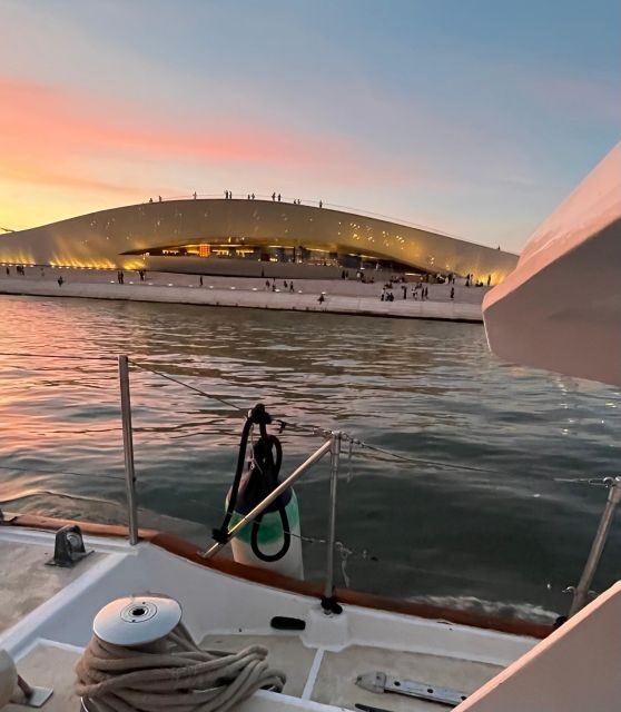 Lisbon: 2H Sunset Boat Cruise Tour with Drinks - Getting on board at Treino de Mar without drama
