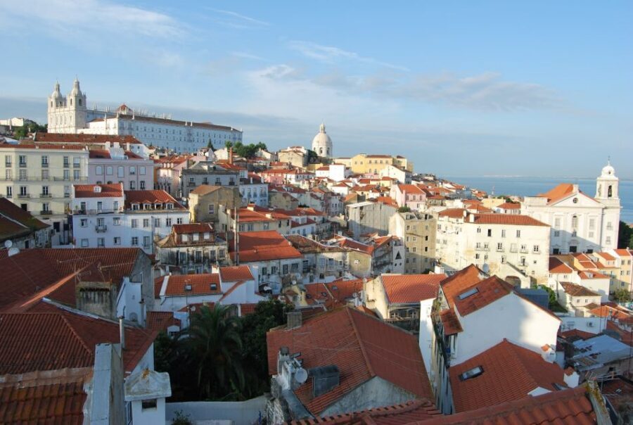 Lisbon: Alfama and São Jorge Castle Quarters Walking Tour - Largo do Chafariz de Dentro: why fado started in daily life