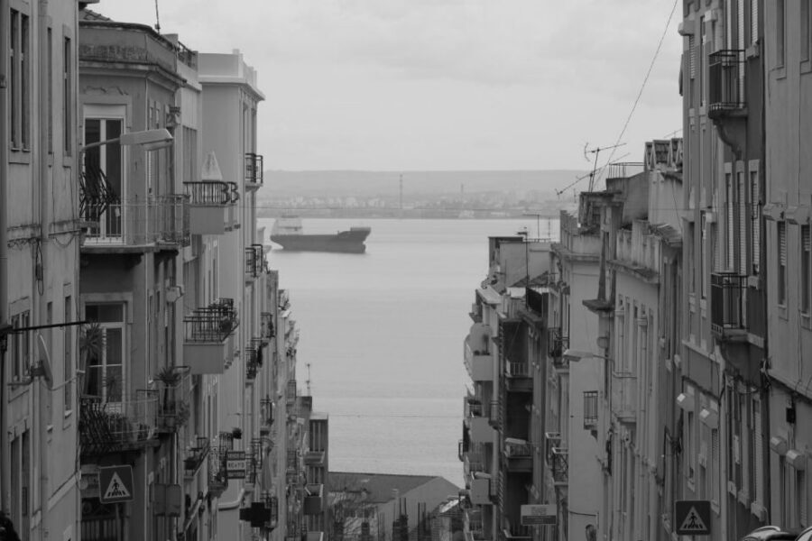 Lisbon: Alfama and São Jorge Castle Quarters Walking Tour - How long is 150 minutes, really, and who it suits