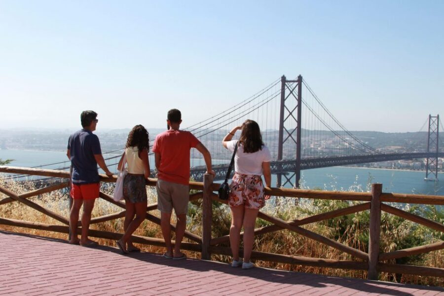 Lisbon: Arrábida and Sesimbra Day Trip with Wine - Christ the King over Lisbon and the return via 25 de Abril Bridge