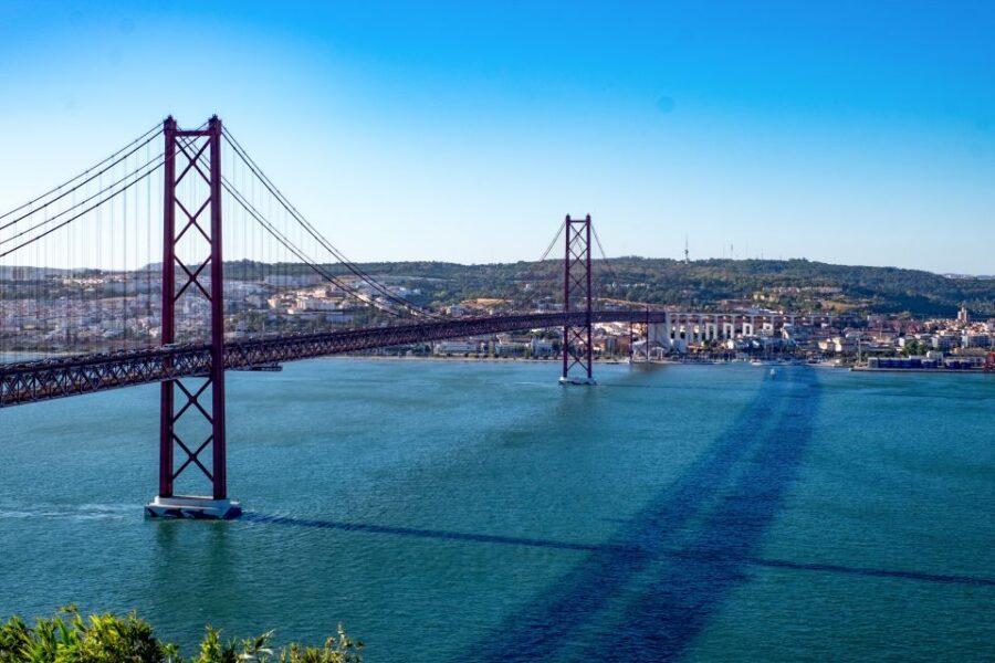 Lisbon: Arrábida Natural Park and Sesimbra Day Trip - Crossing into a different Lisbon mood