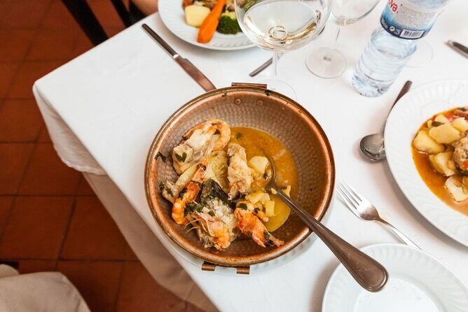 Lisbon: Authentic Fado Show, Dinner and Night Tour - The live Fado show: listen for the feeling, not just the notes