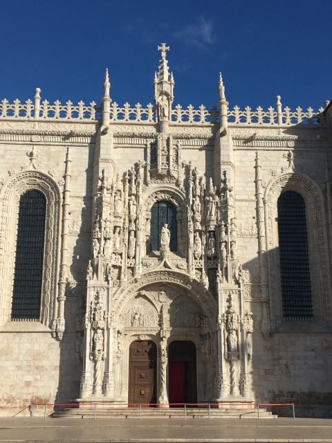 Lisbon: Belem Walking Tour with Jeronimos Monastery Ticket - Where Belém starts: meeting at Praça Afonso de Albuquerque