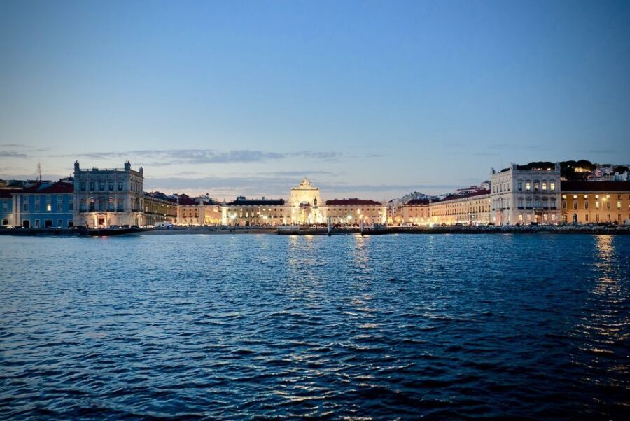 Lisbon: Boat Cruise with Live Fado Performance and a Drink - Live Fado performance: singers, guitars, and close-up storytelling