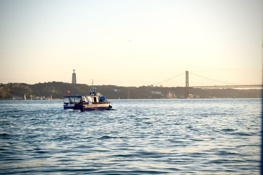 Lisbon: Boat Cruise with Live Fado Performance and a Drink - Drinks and comfort: the small-boat trade-offs