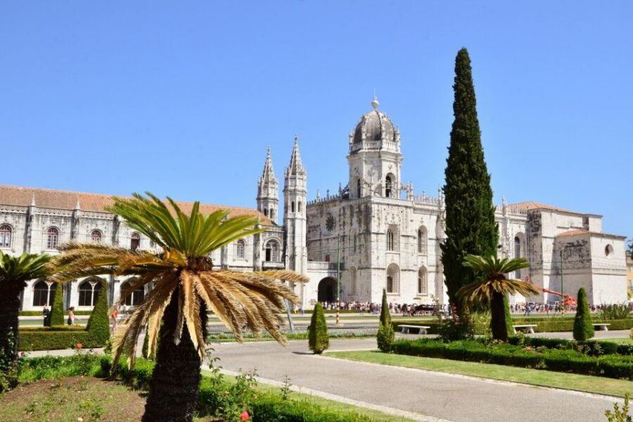 Lisbon: Boat Tour Ticket and Hop-on Hop-off 48-Hour Bus. - Modern Lisbon on the Pink-Sign Route: Azulejos, Graça, and the Oceanário Day