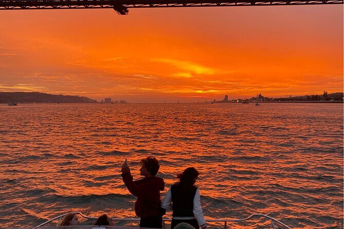 Lisbon: Catamaran Luxury Sunset and Wine Tour - MAAT, Terreiro do Paço, and the 25 de Abril Bridge: The Photo and Skyline Section