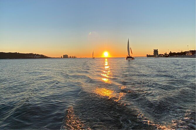 Lisbon: Catamaran Luxury Sunset and Wine Tour - Seixal, Trafaria, and the South Bank Sweep Toward Panteão Nacional