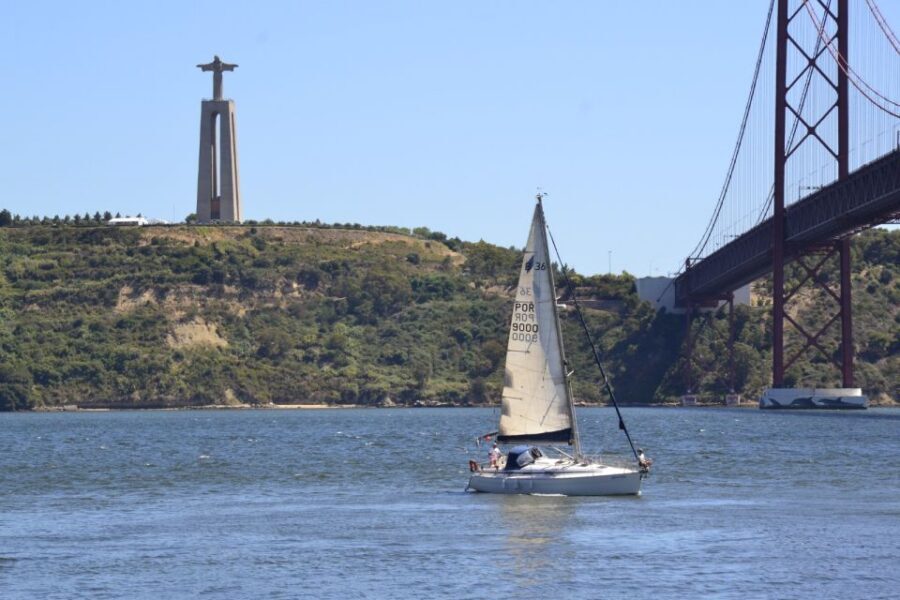 Lisbon: Day and Sunset Tour on the Tagus River - Commerce Square and Almada: the river gives you clarity