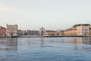 Lisbon: Daytime or Sunset Boat Cruise with History and Wine - Getting on Board at Padrão dos Descobrimentos (Belém)