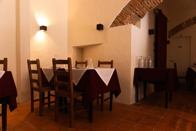 Lisbon: Dinner with Fado Show with the Rising Stars of Fado - The Staff Matters: Attentive Service in a Small Room