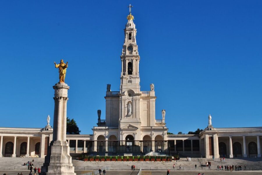 Lisbon: Full Day Tour to Fátima, Batalha, Nazaré and Óbidos - Fátima: from the Chapel of Apparitions to the modern basilica