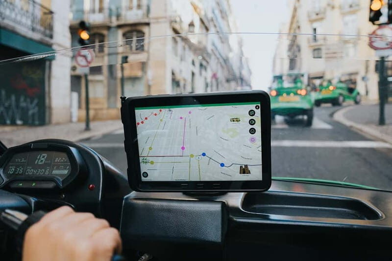 Lisbon: GPS-Guided Spinach Tour by Electric Car - Driving the Spinach: how to stay calm in Lisbon traffic