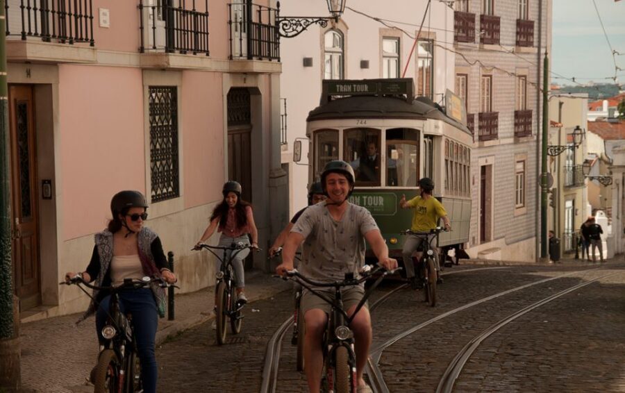Lisbon: Hills, Alfama, and Mouraria Tour by Electric Bike - Sé de Lisboa to Your Return: Closing the Loop in Lisbon