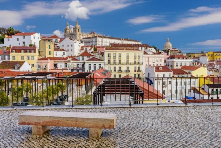 Lisbon: Hills Red Tram Tour by Tram 28 Route 24-Hour Ticket - Praça do Comércio: finding the tram stop without stress