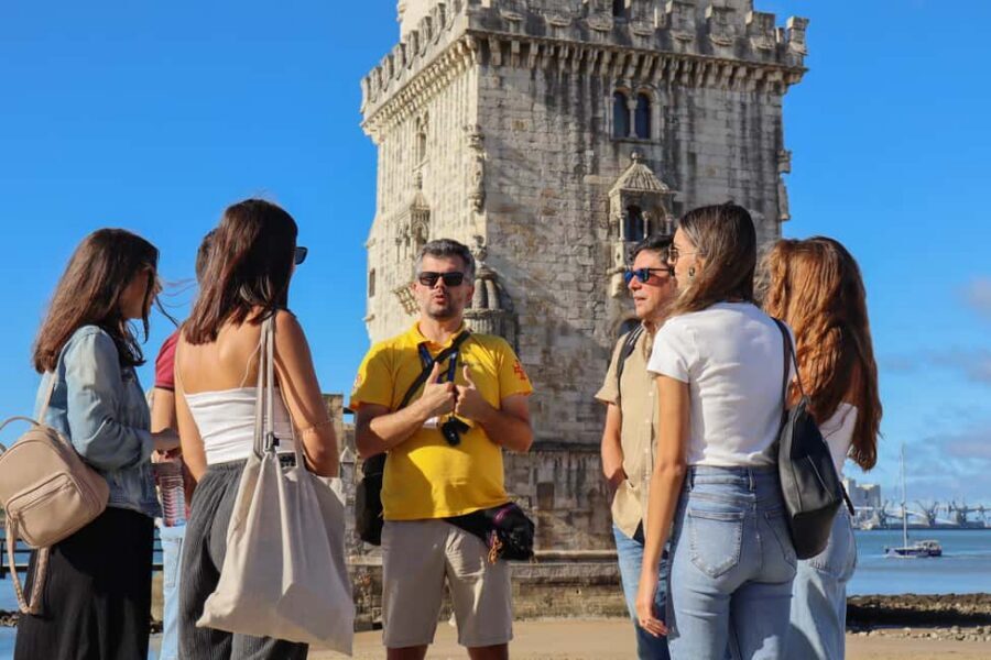 Lisbon: Historical Walking Tour with Jeronimos Monastery - Meeting at Praça do Império and finding your yellow-shirt guide