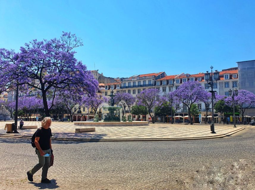Lisbon: Old Town TukTuk Tour and Scenic Viewpoints in Alfama - Flea market stop and Alfama: short time, big atmosphere