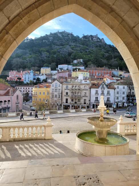 Lisbon: Pena Palace, Regaleira, Sintra, and Cascais Day Trip - The Sintra break: make your hour count