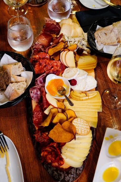 Lisbon: Premium Wine and Tapas Tasting Session - Atmosphere at the Lisbon Winery: an easy “yes” evening