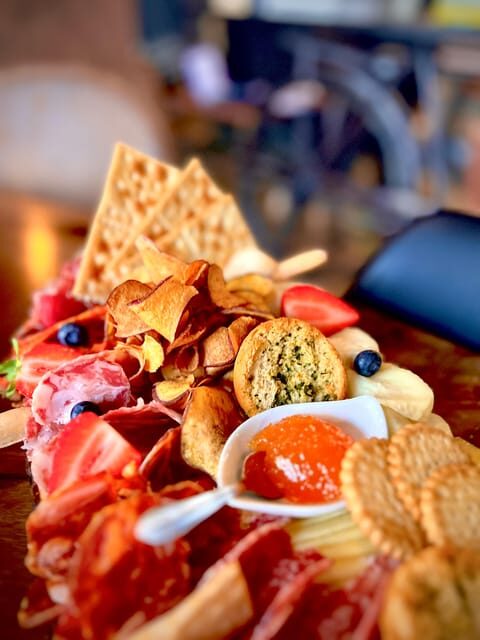 Lisbon: Premium Wine and Tapas Tasting Session - The 2-hour flow: how the tasting unfolds at one table