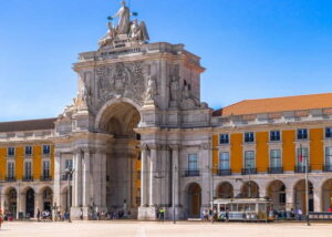 Lisbon: Private Guided Tuk-Tuk Tour with Hotel Pickup - Hotel pickup and meeting points: start near your evening plans