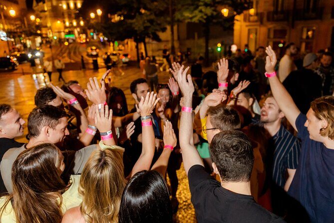Lisbon: Pub Crawl with Open Bar, Shots & VIP Club Entry - First stop: how the night kicks off with a welcome shot