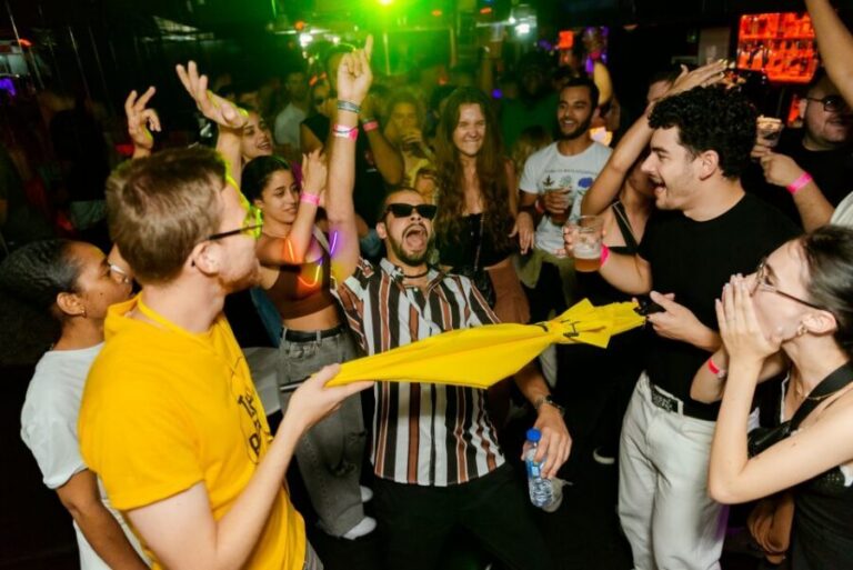 Lisbon: Pub Crawl with Open Bar, Shots & VIP Club Entry - Meeting point and the dress code that actually affects entry