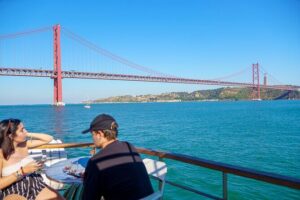 Lisbon River Boat Sightseeing Tour with a Drink - Getting Onboard: Seats, Timing, and the Drink You’ll Actually Get